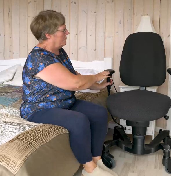 Die mobile Aufstehhilfe für das Bett ist der VELA Stuhl